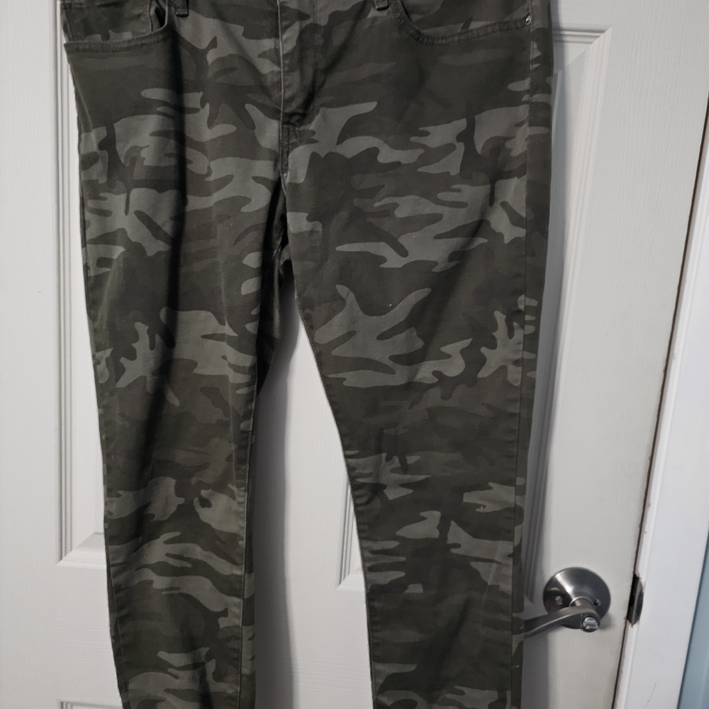 Levi's Green Straight Leg Jeans Camouflage Style Size 14/33. Worn Once